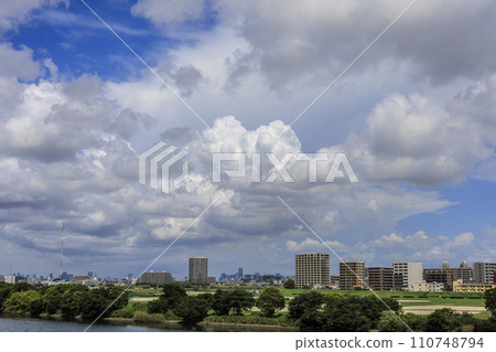 Summer clouds and Tokyo 110748794