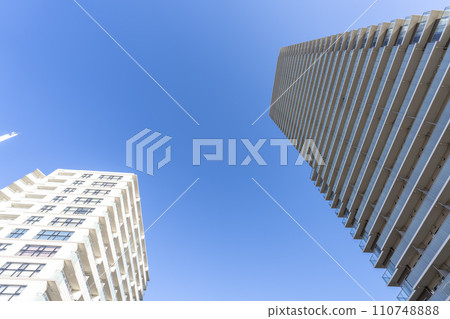 藍天與塔樓公寓形象 藍天與塔樓公寓形象 110748888