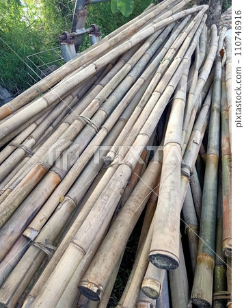 Stack of bamboo texture pattern background 110748916