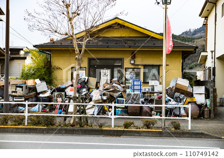 Garbage can 110749142