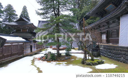 Fukui Prefecture Eiheiji Butsuden Nakajakumon 1 (cloudy winter) 110749215