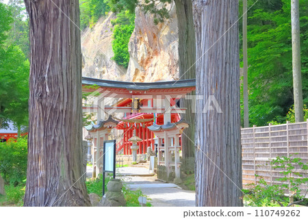 東北、平泉、世界遺產 平泉名勝 辰國毗沙門堂、從鳥居眺望寺廟 (岩手縣平泉町) (4) 110749262