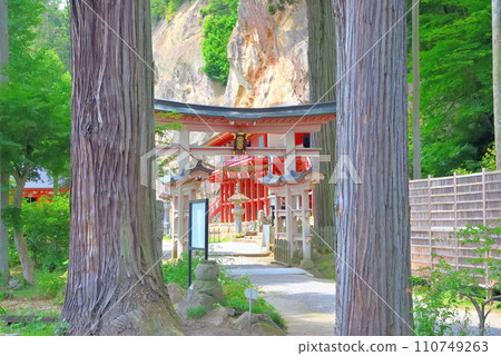 東北、平泉、世界遺產平泉名勝辰國毗沙門堂、從鳥居眺望寺廟（岩手縣平泉町）(5) 110749263