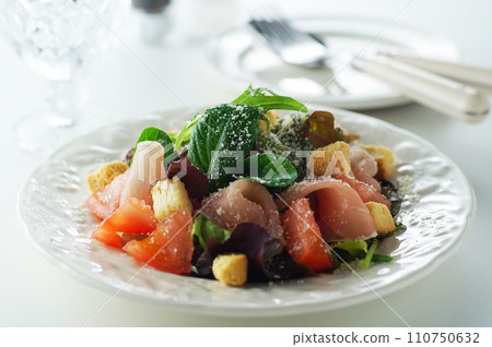 意大利熏火腿凱撒沙拉 110750632