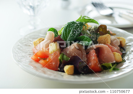 意大利熏火腿凱撒沙拉 意大利熏火腿凱撒沙拉 110750677