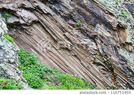下北半島海岸的奇形岩石「岩掛岩」中看到的柱狀節理 110751403