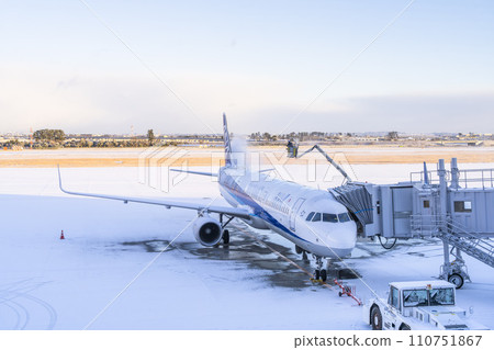 Winter airport de-icing using de-icing car Natori City, Miyagi Prefecture Winter airport de-icing using de-icing car Natori City, Miyagi Prefecture 110751867