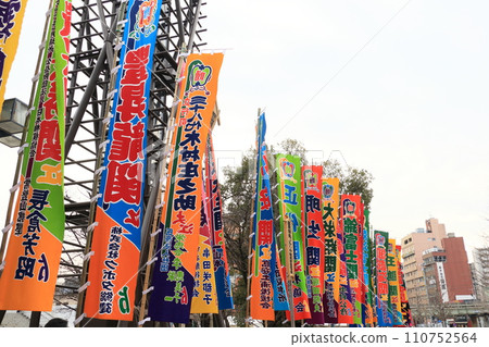 相撲主賽場國技館豎起相撲選手旗幟 相撲主賽場國技館豎起相撲選手旗幟 110752564
