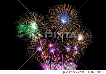 Fireworks that spread to the night sky Fireworks that spread to the night sky 110752848