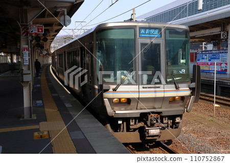 北陸本線223號新快速列車在敦賀站停靠 110752867