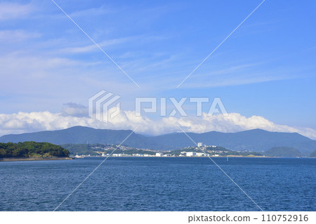 從長崎縣小值賀町小值賀港搭船前往佐世保市佐世保港 從長崎縣小值賀町小值賀港搭船前往佐世保市佐世保港 110752916