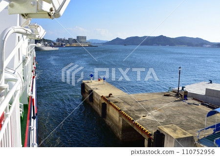 從長崎縣小值賀町小值賀港搭船前往佐世保市佐世保港 110752956
