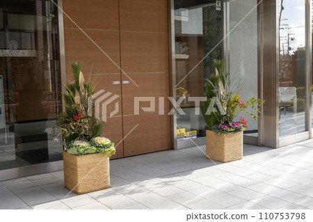 用門松裝飾的建築物的入口 用門松裝飾的建築物的入口 110753798