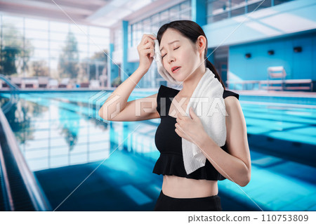年輕女子在泳池放鬆 110753809