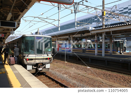 北陸本線223號新快速列車在敦賀站停靠 110754005