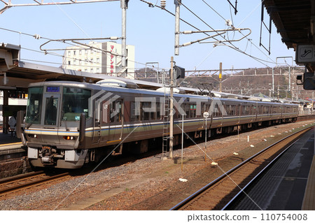 Hokuriku Main Line 223 series new rapid train (renewal car) stopping at Tsuruga Station Hokuriku Main Line 223 series new rapid train (renewal car) stopping at Tsuruga Station 110754008