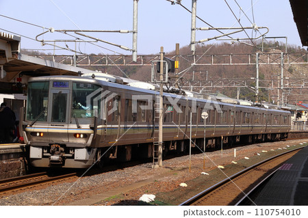 北陸本線223號新快速列車(更新車廂)在敦賀站停靠 北陸本線223號新快速列車(更新車廂)在敦賀站停靠 110754010