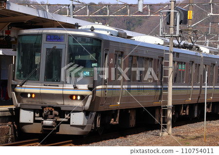 Hokuriku Main Line 223 series new rapid train (renewal car) stopping at Tsuruga Station Hokuriku Main Line 223 series new rapid train (renewal car) stopping at Tsuruga Station 110754011