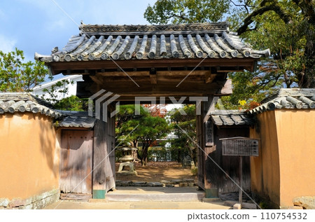 Gakushukan Domain school gate 110754532