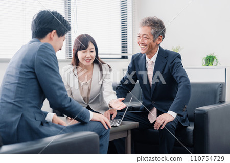 商務人士微笑著進行商務談判 商務人士微笑著進行商務談判 110754729