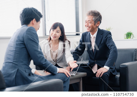 商務人士微笑著進行商務談判 110754730