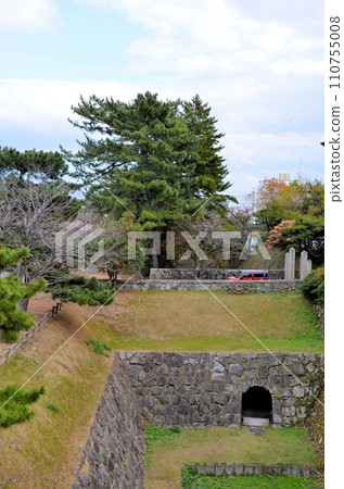 Hiji Castle Honmaru stone wall, dry moat and kamaboko wall 110755008