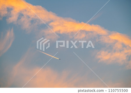 日本橫濱城市景觀後冠狀病毒...夕陽中反射的軌跡和痕跡...航空需求復甦 = 2020 年 1 月 19 日 日本橫濱城市景觀後冠狀病毒...夕陽中反射的軌跡和痕跡...航空需求復甦 = 2020 年 1 月 19 日 110755500