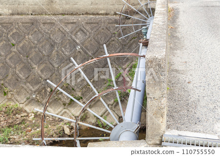 Water pipes attached to the side of the bridge and countermeasures to prevent intrusion 110755550