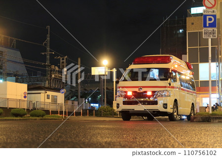 緊急車輛在夜間進行緊急應變作業 緊急車輛在夜間進行緊急應變作業 110756102