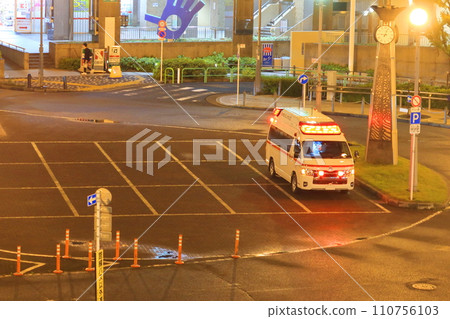 緊急車輛在夜間進行緊急應變作業 110756103