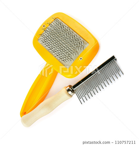 Set of combs for animals isolated on white. 110757211