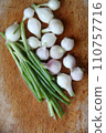 onions on chopping board 110757716