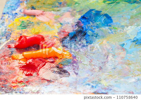 Colorful palette with oil painting and brushes 110758640