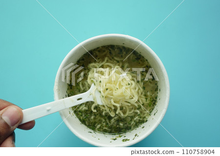 spoon pick instant noodles top view. spoon pick instant noodles top view. 110758904
