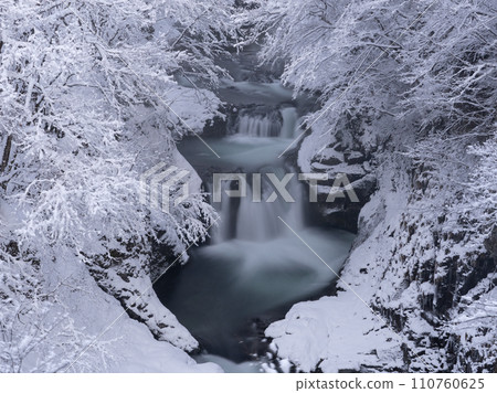 Hirose River in winter whitened with snow ~ Otori Shijuhachi Falls 110760625