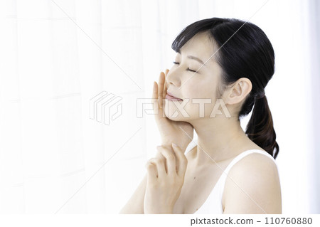 30多歲的女人覺得皮膚濕潤 110760880