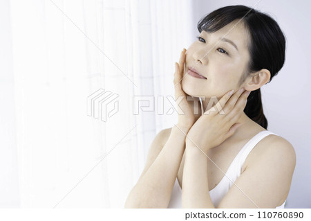30多歲的女人覺得皮膚濕潤 110760890