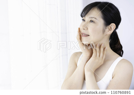 30多歲的女人覺得皮膚濕潤 30多歲的女人覺得皮膚濕潤 110760891