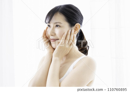 30多歲的女人覺得皮膚濕潤 110760895