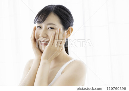 30多歲的女人覺得皮膚濕潤 110760896