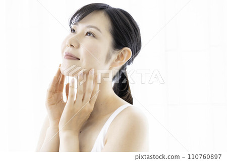 30多歲的女人覺得皮膚濕潤 110760897