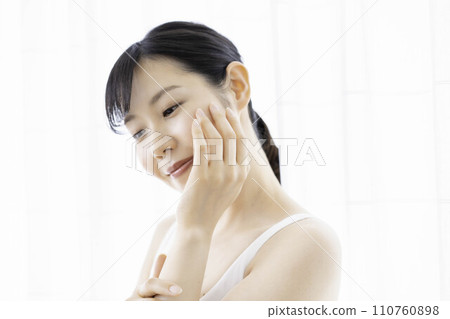 30多歲的女人覺得皮膚濕潤 30多歲的女人覺得皮膚濕潤 110760898