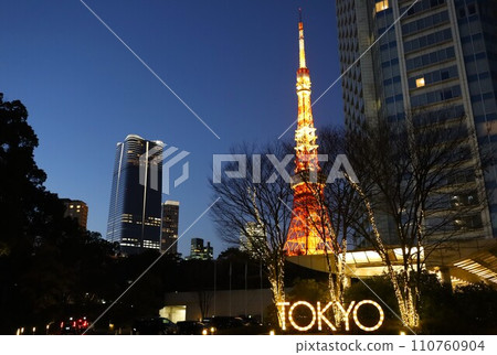 TOKYO 標誌與東京鐵塔夜景 110760904