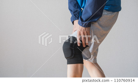 一個膝蓋疼痛的男人戴著護膝 | 關節疼痛圖像 一個膝蓋疼痛的男人戴著護膝 | 關節疼痛圖像 110760914