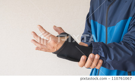 一個有手腕/拇指支撐器的人 110761067