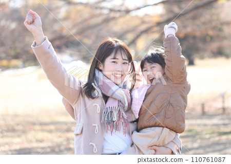 Smile parent and child 110761087