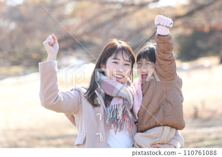 Smile parent and child 110761088