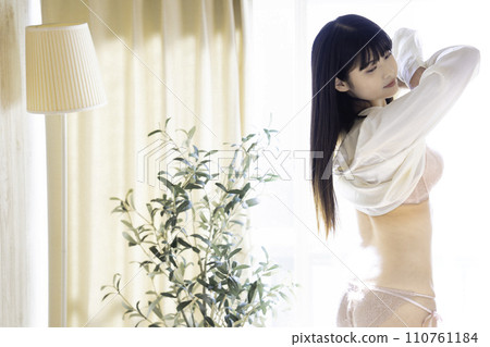 Young woman changing clothes 110761184