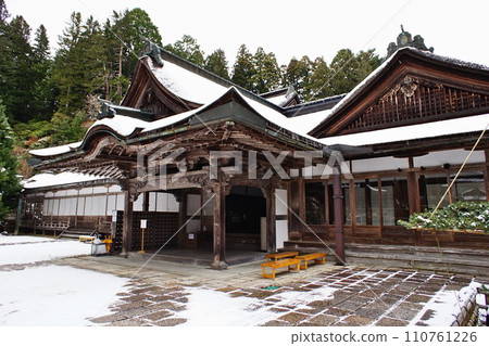 Winter scene at Koyasan Kongo Zanmai-in Temple Winter scene at Koyasan Kongo Zanmai-in Temple 110761226