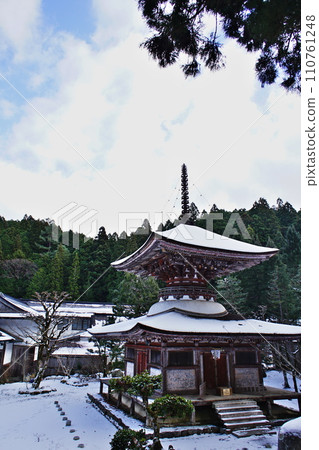 Winter scene at Koyasan Kongo Zanmai-in Temple Winter scene at Koyasan Kongo Zanmai-in Temple 110761248